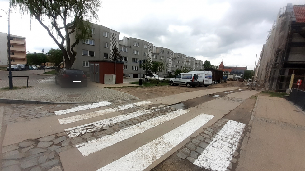 Mistrz (nie tylko) parkowania na Starym Mieście w Malborku.  Czy ktoś w tym mieście może wreszcie uporządkować tę sytuację – pyta mieszkaniec.
