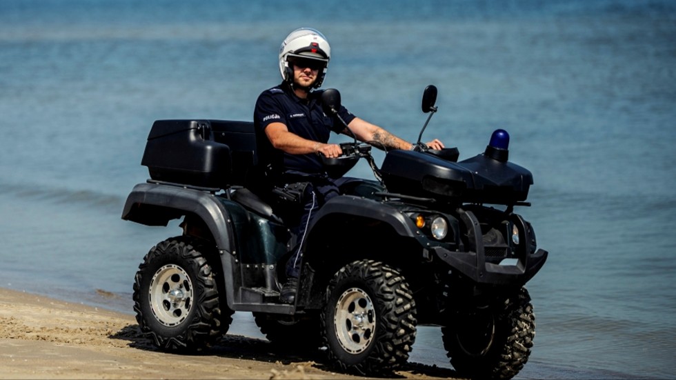Nowy Dwór Gdański. Policjanci na quadach patrolują tereny nadmorskie.