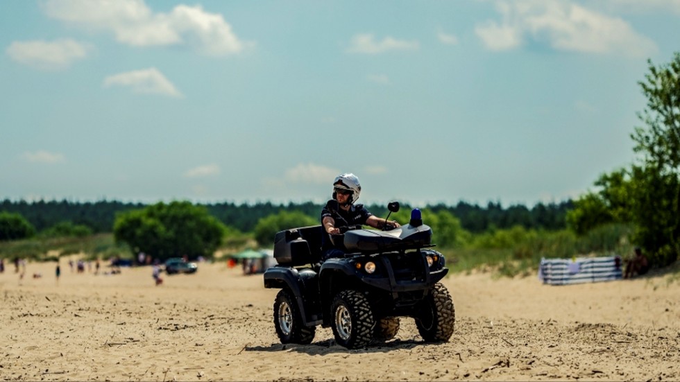 Nowy Dwór Gdański. Policjanci na quadach patrolują tereny nadmorskie.