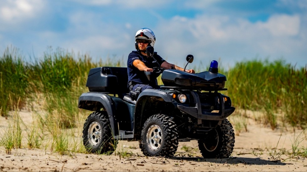 Nowy Dwór Gdański. Policjanci na quadach patrolują tereny nadmorskie.