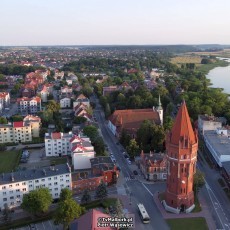 Wieża ciśnień przy Placu Słowiańskim w Malborku z lotu ptaka.