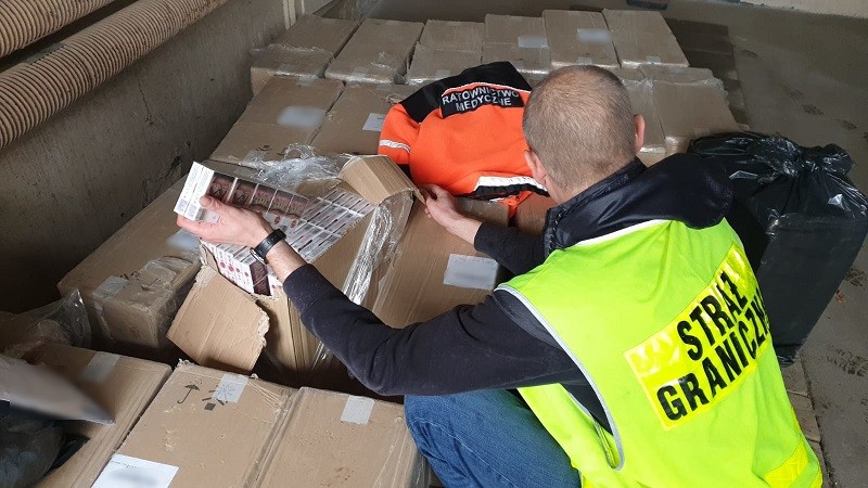WMOSG. Udawał ratownika medycznego i karetką przewoził nielegalne papierosy.