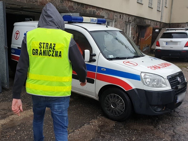 WMOSG. Udawał ratownika medycznego i karetką przewoził nielegalne papierosy.