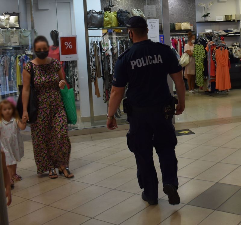 Policjanci apelują – wakacje nie zwalniają z przestrzegania obostrzeń sanitarnych.