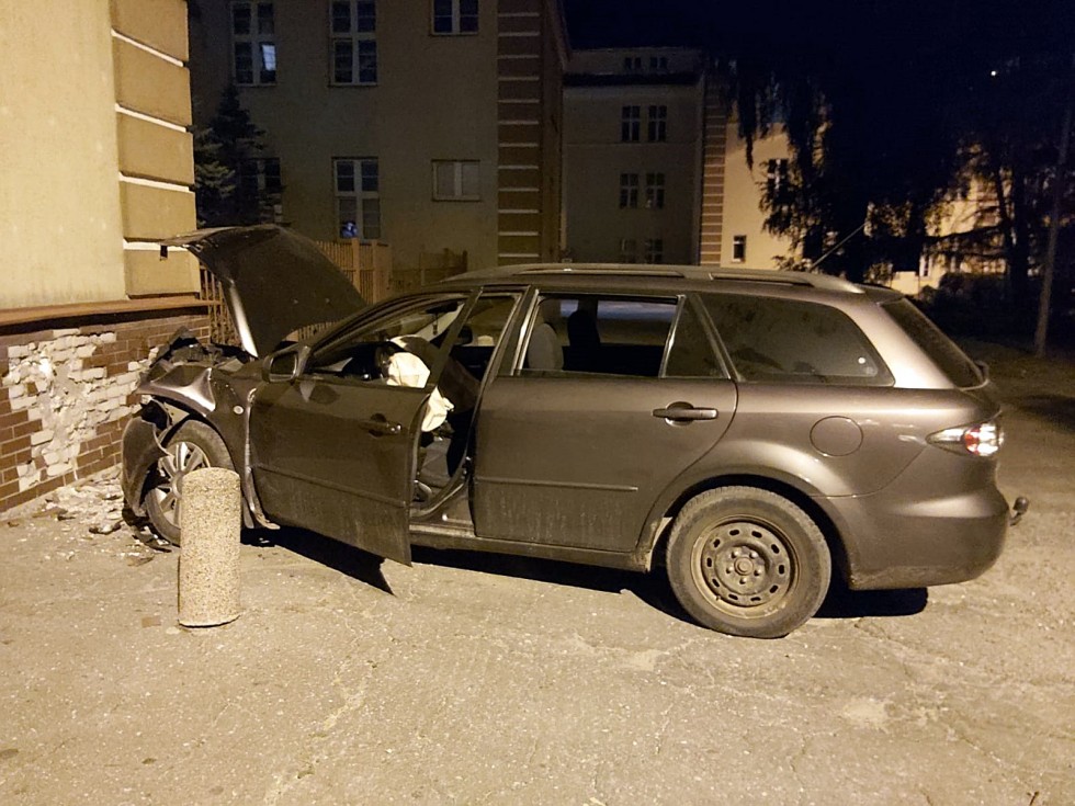 Elbląg. Niechlubne rekordy - pijany kierowca uderzył w budynek mieszkalny.