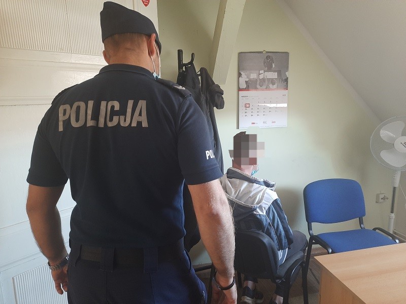 Dwie osoby ranne po uderzeniu osobówki w drzewo – raport sztumskich służb mundurowych.