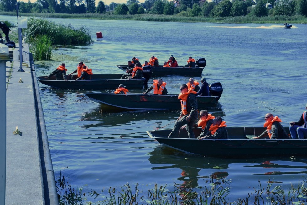 Malbork. Terytorialsi z całej Polski szkolą się na rzece Nogat.