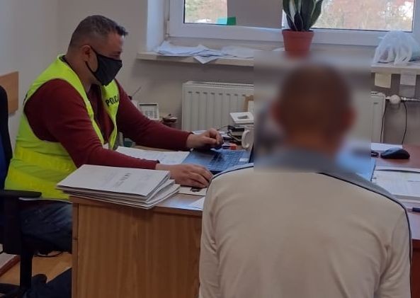 Malbork. Przywłaszczył cudzą kartę płatniczą i zrobił sobie zakupy.