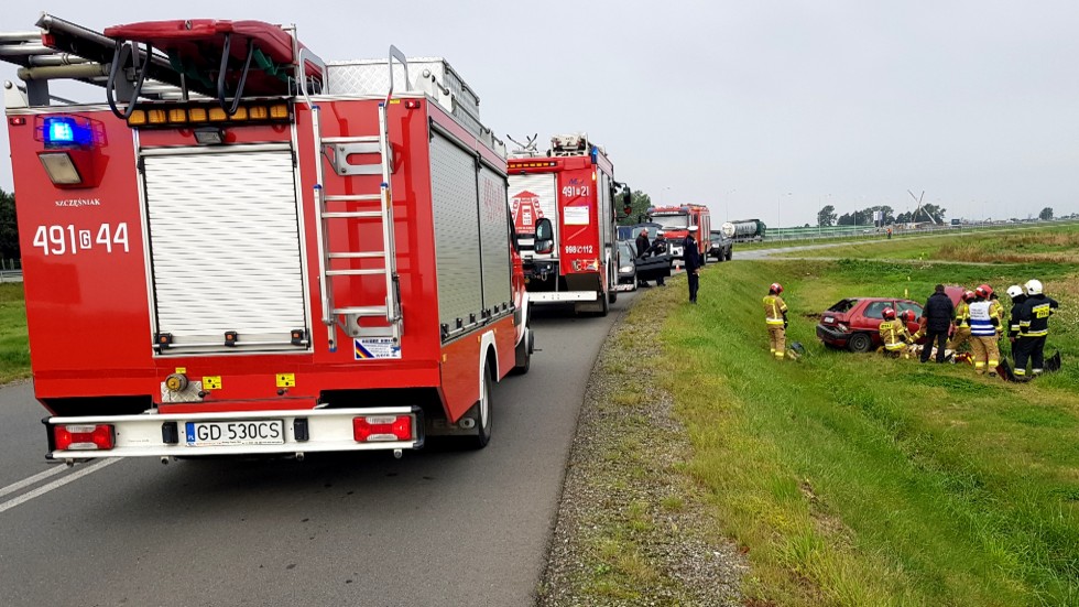 Nowy Dwór Gdański. Osobówką wpadła do przydrożnego rowu.