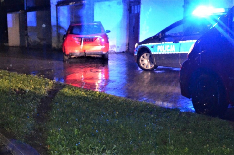 Tczew. Pijany kierowca spowodował dwie kolizje i uderzył w budynek.