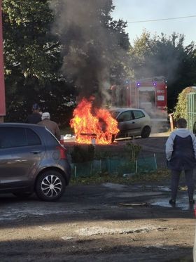 Nowy Dwór Gdański. Pożar samochodu na osiedlowym parkingu.