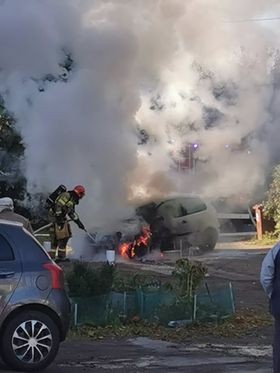 Nowy Dwór Gdański. Pożar samochodu na osiedlowym parkingu.