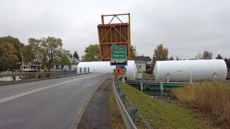 Rybina. Szkarpawą transportowane były zbiorniki z Gdańska do elbląskiego browaru. Zobacz nagranie wideo.