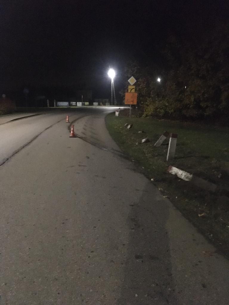 Nowy Dwór Gdański. Pijany kierowca uderzył w drogowy znak.