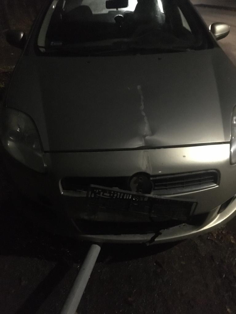 Nowy Dwór Gdański. Pijany kierowca uderzył w drogowy znak.