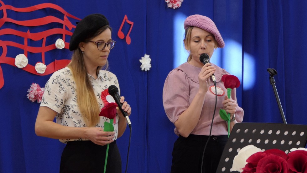 Rozkwitały pąki białych róż... - recital patriotyczny w SP w Nowej Wsi Malborskiej.