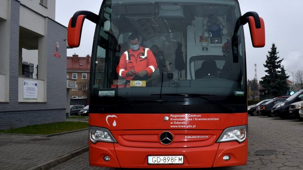 Malbork. Zebrano 10 litrów bezcennego daru – udana akcja policjantów.