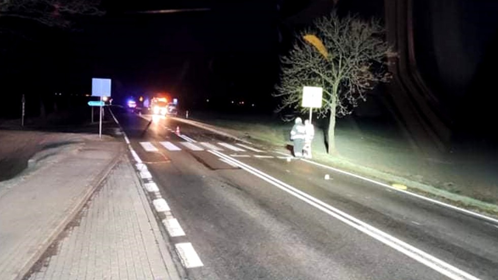 DK22. Jedna osoba poszkodowana po zderzeniu ciężarówki z nauką jazdy.