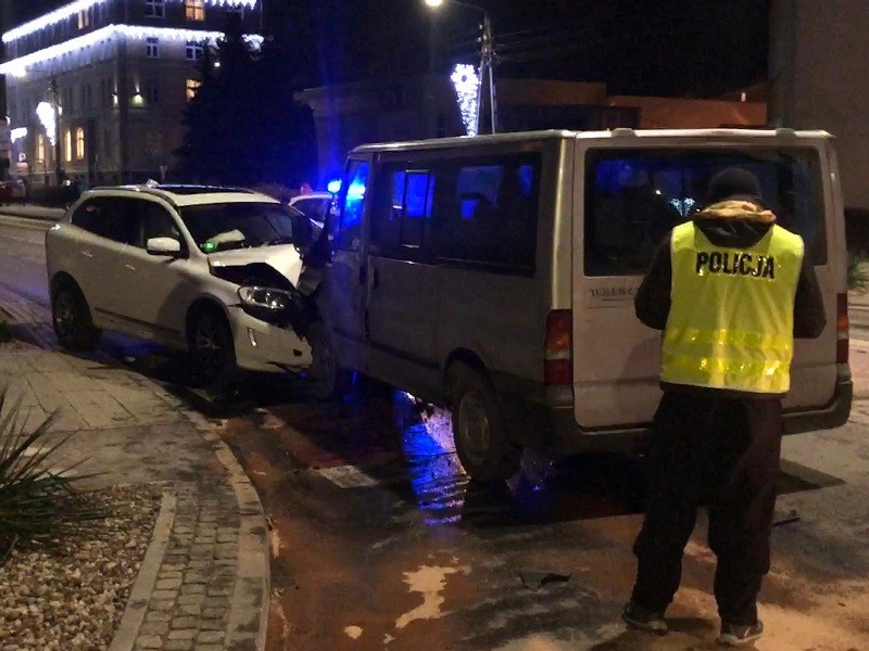 Sztum. Dwie osoby w szpitalu po wypadku na rondzie.