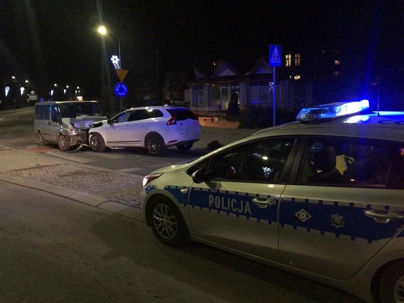 Sztum. Dwie osoby w szpitalu po wypadku na rondzie.