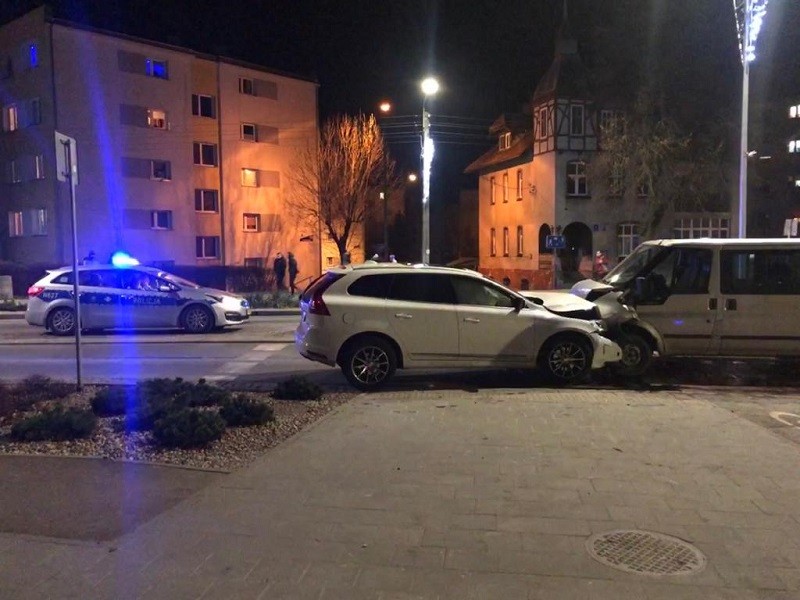Sztum. Dwie osoby w szpitalu po wypadku na rondzie.