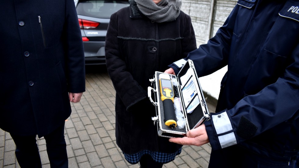 Policjanci z Nowego Stawu otrzymali nowy hybrydowy radiowóz.