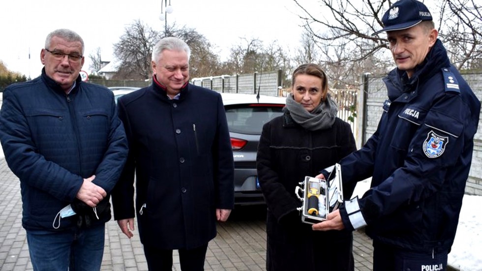 Policjanci z Nowego Stawu otrzymali nowy hybrydowy radiowóz.