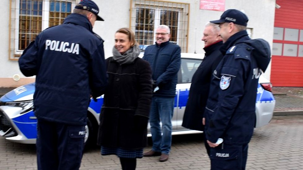 Policjanci z Nowego Stawu otrzymali nowy hybrydowy radiowóz.