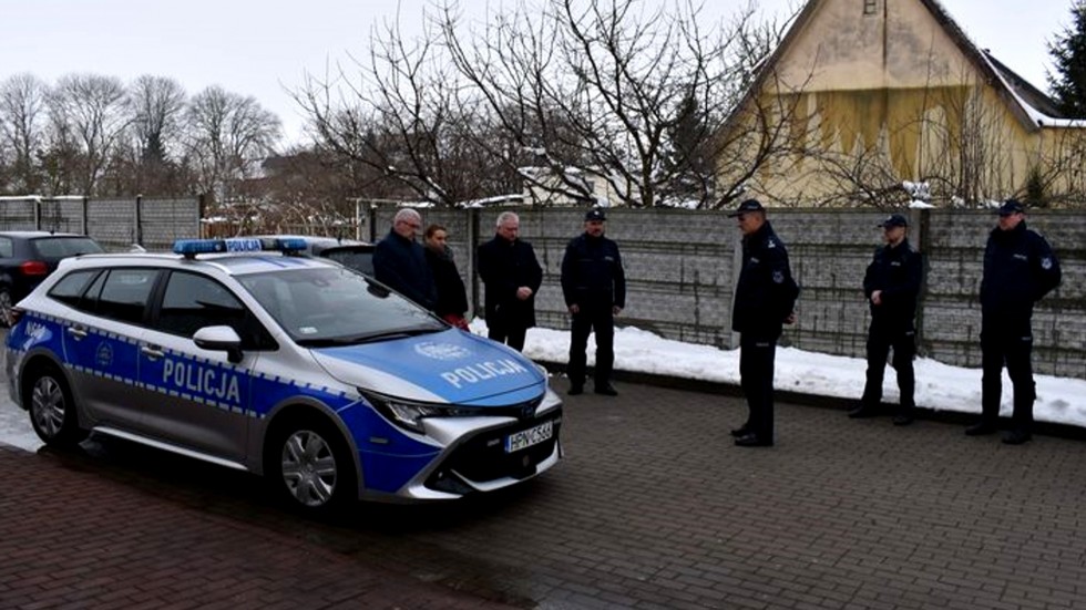 Policjanci z Nowego Stawu otrzymali nowy hybrydowy radiowóz.