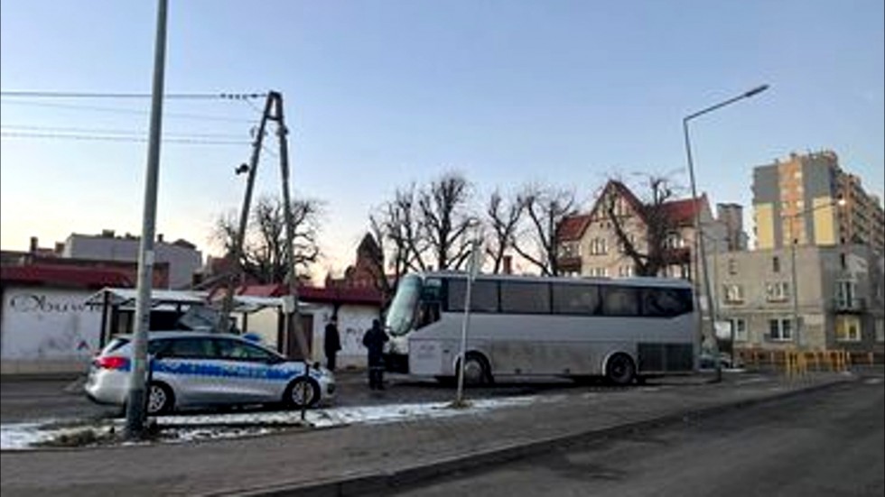 Malbork. Autobus uderzył w słup telegraficzny, po drodze uszkadzając lampę i znak drogowy.
