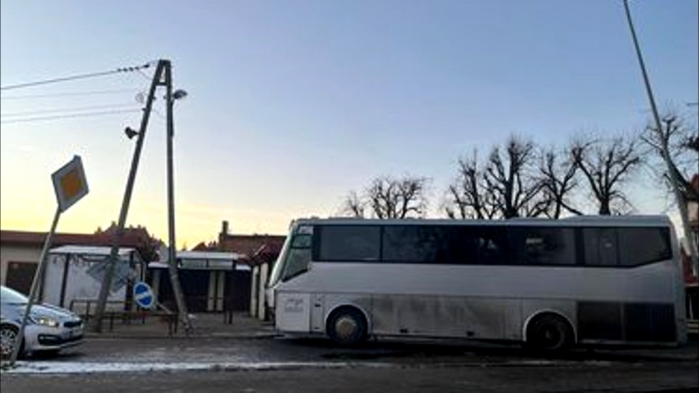 Malbork. Autobus uderzył w słup telegraficzny, po drodze uszkadzając lampę i znak drogowy.