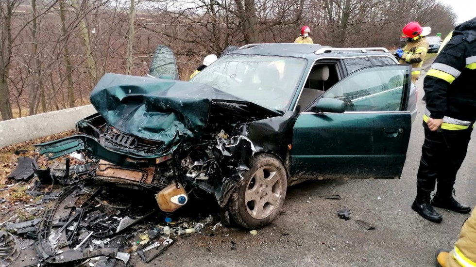 DK22. Dwie osoby w szpitalu po czołówce przed mostem w Knybawie.