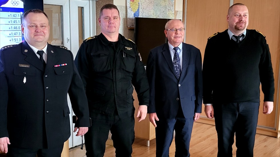 Malbork. Starostwo Powiatowe przekazało nowy sprzęt dla strażaków.