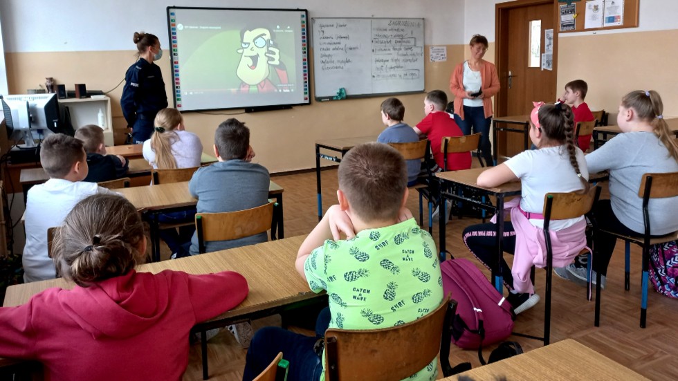 Nowy Dwór Gdański. Policjanci rozmawiali z dziećmi o bezpiecznym Internecie.
