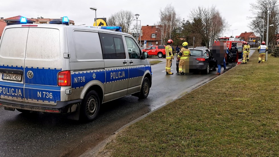 Nowy Dwór Gdański. Jedna osoba w szpitalu po zderzeniu się trzech osobówek.