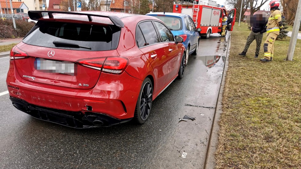 Nowy Dwór Gdański. Jedna osoba w szpitalu po zderzeniu się trzech osobówek.
