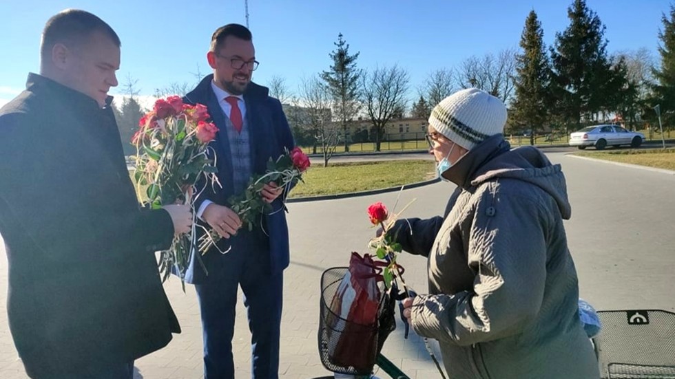 Gmina Miłoradz. Uśmiechy i róże z okazji Dnia Kobiet.