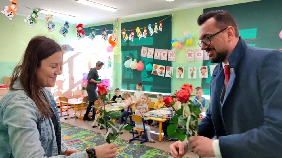 Gmina Miłoradz. Uśmiechy i róże z okazji Dnia Kobiet.