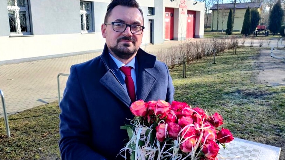 Gmina Miłoradz. Uśmiechy i róże z okazji Dnia Kobiet.