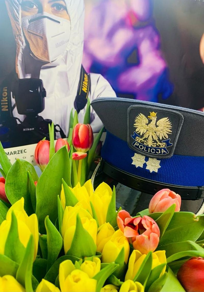 Malbork. Życzenia od policjantów z okazji Dnia Kobiet.