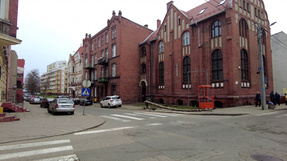 Malbork. Pijany kierowca skosił słup oświetleniowy na Jagiellońskiej – grozi mu kara do 4,5 lat więzienia.
