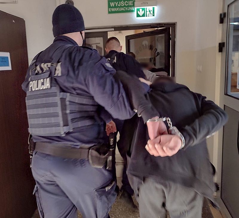 Malbork. Okradli kuriera i zostali zatrzymani na gorącym uczynku.