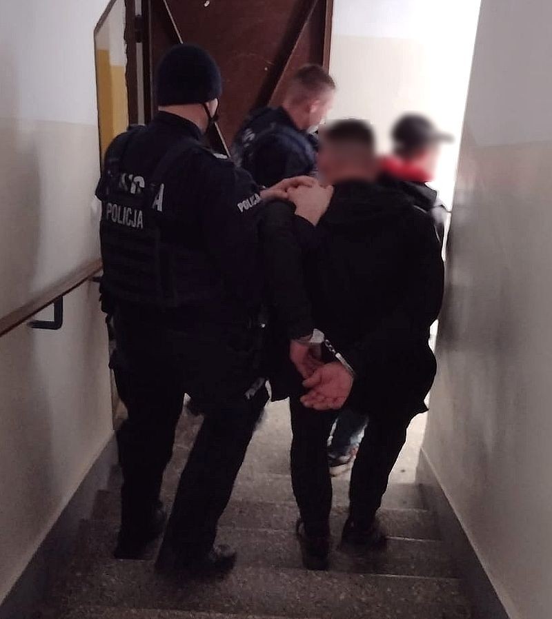 Malbork. Okradli kuriera i zostali zatrzymani na gorącym uczynku.
