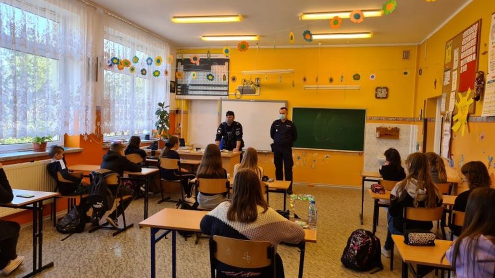 Sztum. Rozmowy policjantów z młodzieżą o odpowiedzialności i tolerancji.