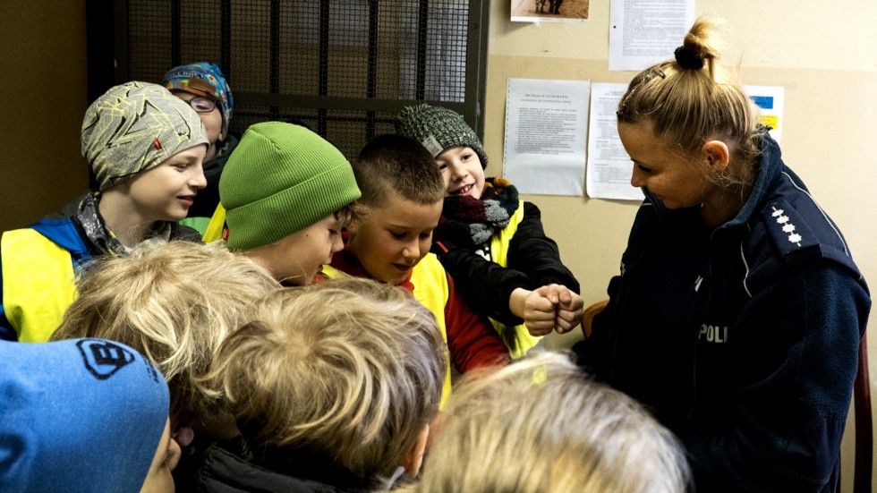 Nowy Dwór Gdański. Uczniowie SP2 z wizytą na komendzie policji.