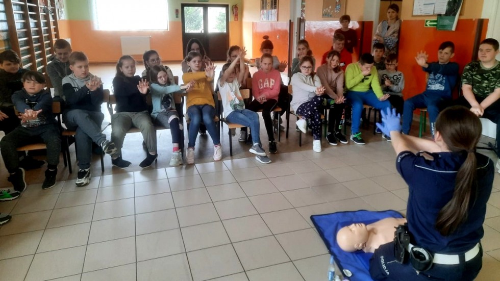 Sztum. Zajęcia z policjantami z udzielania pierwszej pomocy.