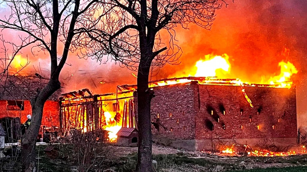 Gmina Stegna. Z pożarem stodoły walczyło 14 zastępów straży pożarnej.