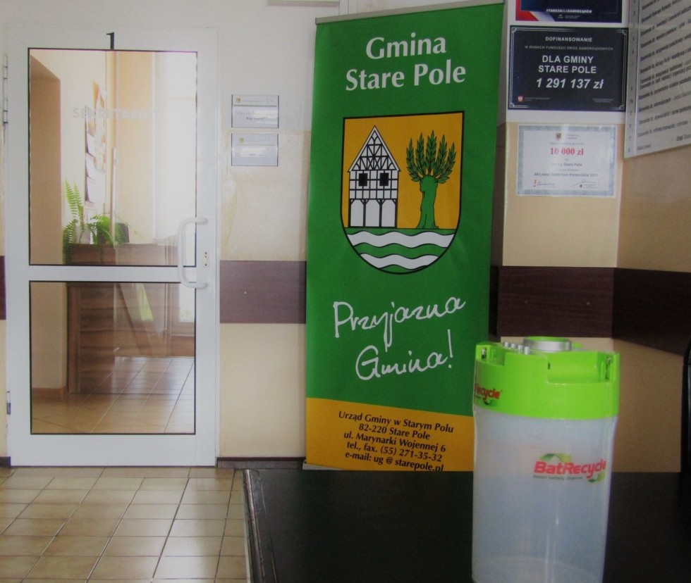 Gmina Stare Pole. Innowacyjny pojemnik do zbierania zużytych baterii.