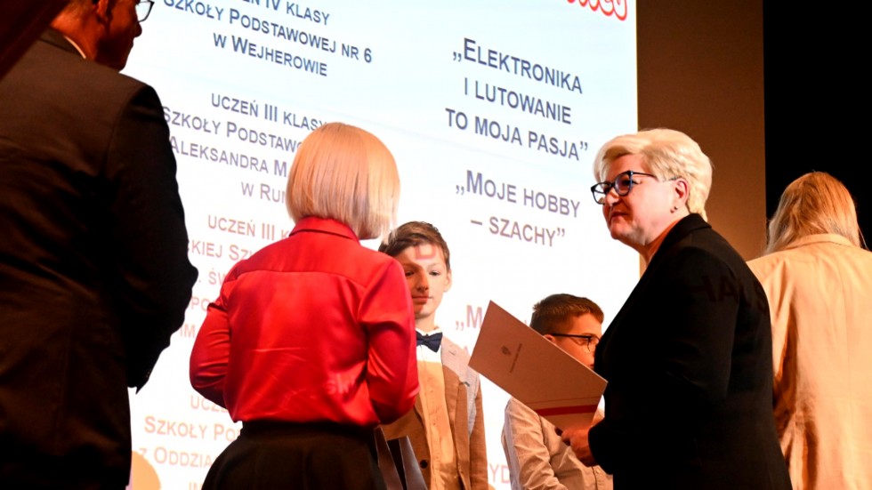 Nowy Dwór Gdański. Nagrody Pomorskiego Kuratora Oświaty wręczone.