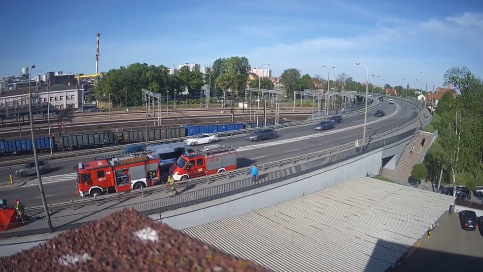 Malbork. Nie zachował ostrożności podczas jazdy hulajnogą. 77-latek trafił do szpitala. Zobacz nagranie wideo.